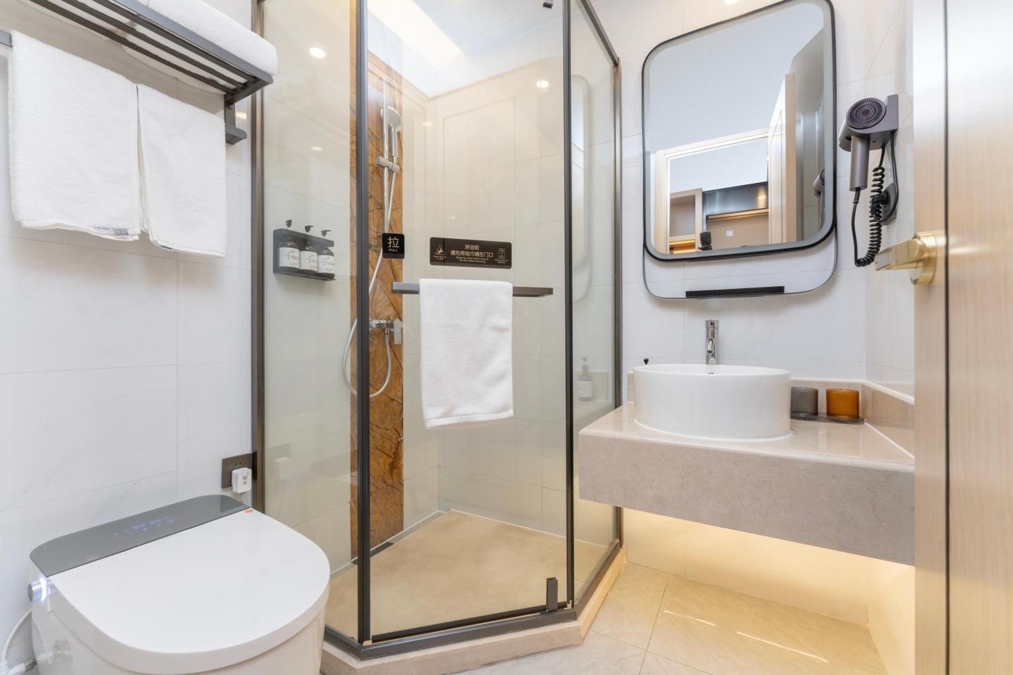 Manhua Hotel-provides Free Shuttle Service To Disneyland