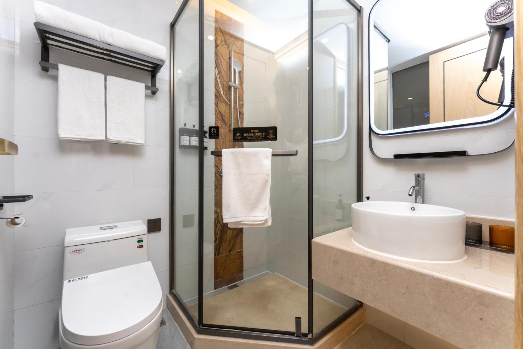 Manhua Hotel-provides Free Shuttle Service To Disneyland Hotel